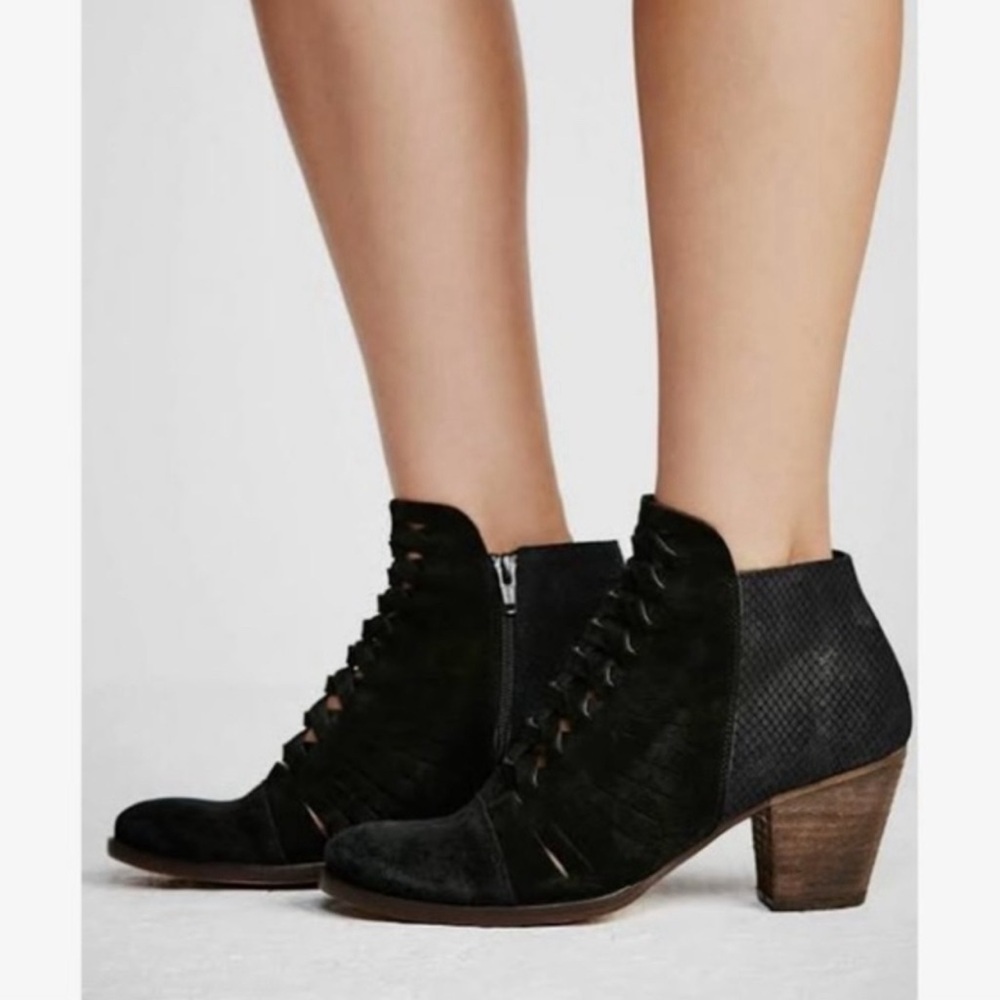 Free People Sz 39/8.5 Loveland Black Suede Booties